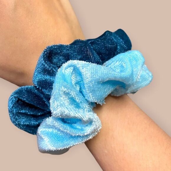 🆕 2/$20 Velvet Scrunchie Duo - Picture 1 of 3